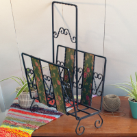 Vintage metalen krantenbak met bloemmotieven