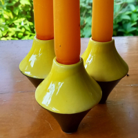Gele kaarstenstandaard keramiek 3 ineen