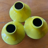 Gele kaarstenstandaard keramiek 3 ineen