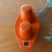 Vintage oranje peper en zoutstel van plastic