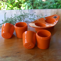 Vintage oranje peper en zoutstel van plastic