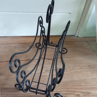 Vintage krantenbak van zwart staal