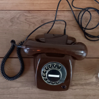 Vintage chocoladebruin telefoontoestel met draaischijf