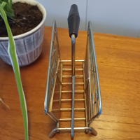 Vintage brievenrekje van metaal en hout met handvat