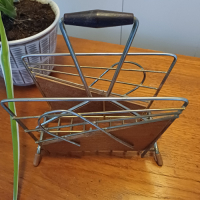 Vintage brievenrekje van metaal en hout met handvat