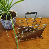 Vintage brievenrekje van metaal en hout met handvat