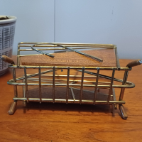 Vintage brievenrekje van metaal en hout met handvat