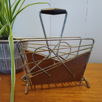 Vintage brievenrekje van metaal en hout met handvat