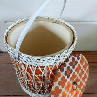 Vintage rieten mand met bloemmotief