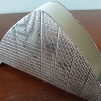 Metalen brievenstandaard met gestreept motief