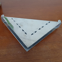 Metalen brievenstandaard met gaatjes