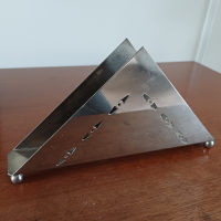 Metalen brievenstandaard met gaatjes