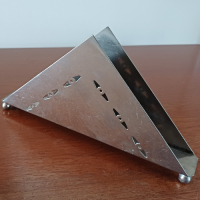 Metalen brievenstandaard met gaatjes