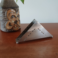 Metalen brievenstandaard met gaatjes