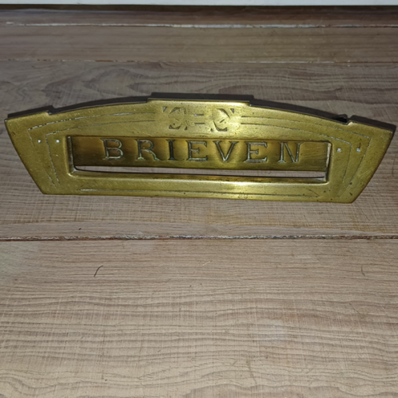 Vintage retro brievenbus van brons