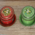 Blikken trommels in rood en groen met bloemmotief