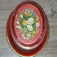 Blikken trommels in rood en groen met bloemmotief