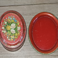 Blikken trommels in rood en groen met bloemmotief