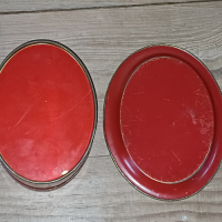 Blikken trommels in rood en groen met bloemmotief