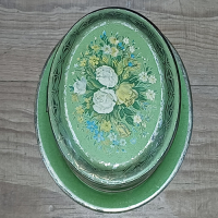 Blikken trommels in rood en groen met bloemmotief