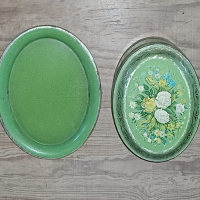 Blikken trommels in rood en groen met bloemmotief