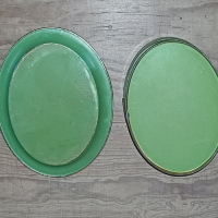 Blikken trommels in rood en groen met bloemmotief