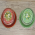 Blikken trommels in rood en groen met bloemmotief