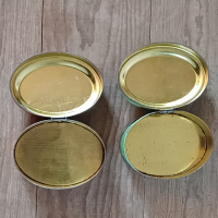 Blikken trommels in rood en groen met bloemmotief