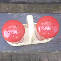 Peper stelletje Emsa met twee busjes in het rood