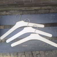 Klerenhangers wit met metalen noppen