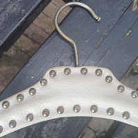 Klerenhangers wit met metalen noppen