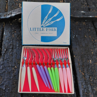 Vorkjes met gekleurde handvatjes plastic en metaal