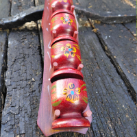 Eierdopjes in houten rek met bloemmotieven