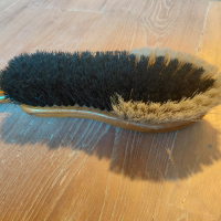 Kledingborstel met houten handvat
