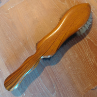 Kledingborstel met houten handvat