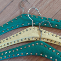 Retro klerenhangers in diverse kleuren