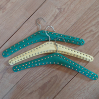 Retro klerenhangers in diverse kleuren