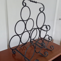 Vintage metalen wijnrek met gedraaide vormen