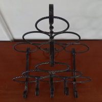 Vintage metalen wijnrek met gedraaide vormen