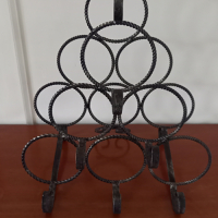 Vintage metalen wijnrek met gedraaide vormen