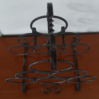 Vintage metalen wijnrek met gedraaide vormen