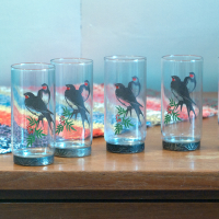 Vintage drinkglazen met zwaluwmotief