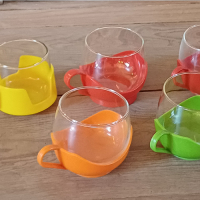 Glazen theekopjes met plastic houder van Melitta