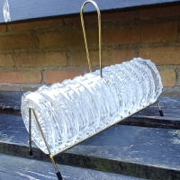 Vintage glazen onderzetters in metalen houder