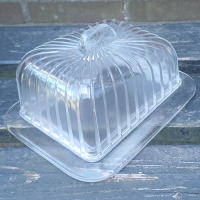 Glazen kaasstolp met streepjes en handvat