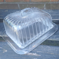 Glazen kaasstolp met streepjes en handvat