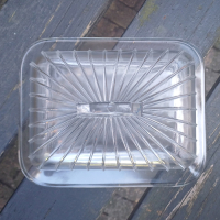 Glazen kaasstolp met streepjes en handvat