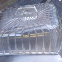 Glazen kaasstolp met streepjes en handvat