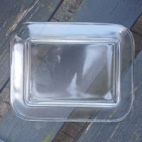 Glazen kaasstolp met streepjes en handvat