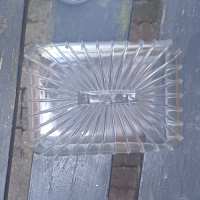 Glazen kaasstolp met streepjes en handvat